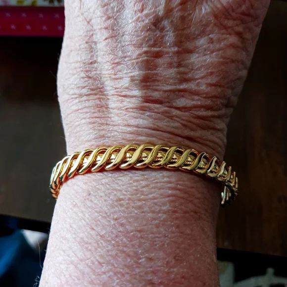 Elegant Gold-Tone Bracelet - Picture 1 of 3